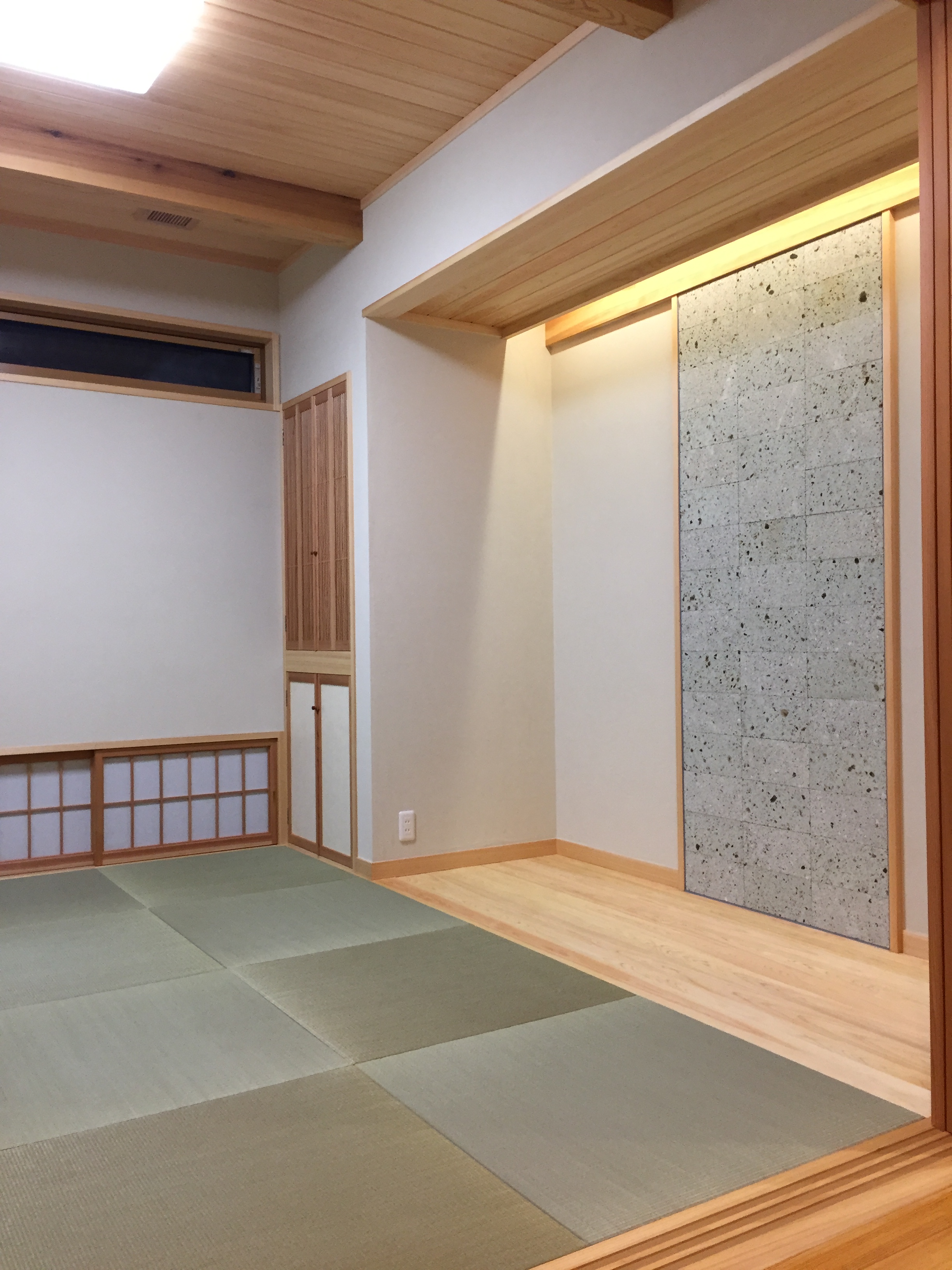自然素材に包まれた癒しの空間で、快適な暮らしを楽しむ。